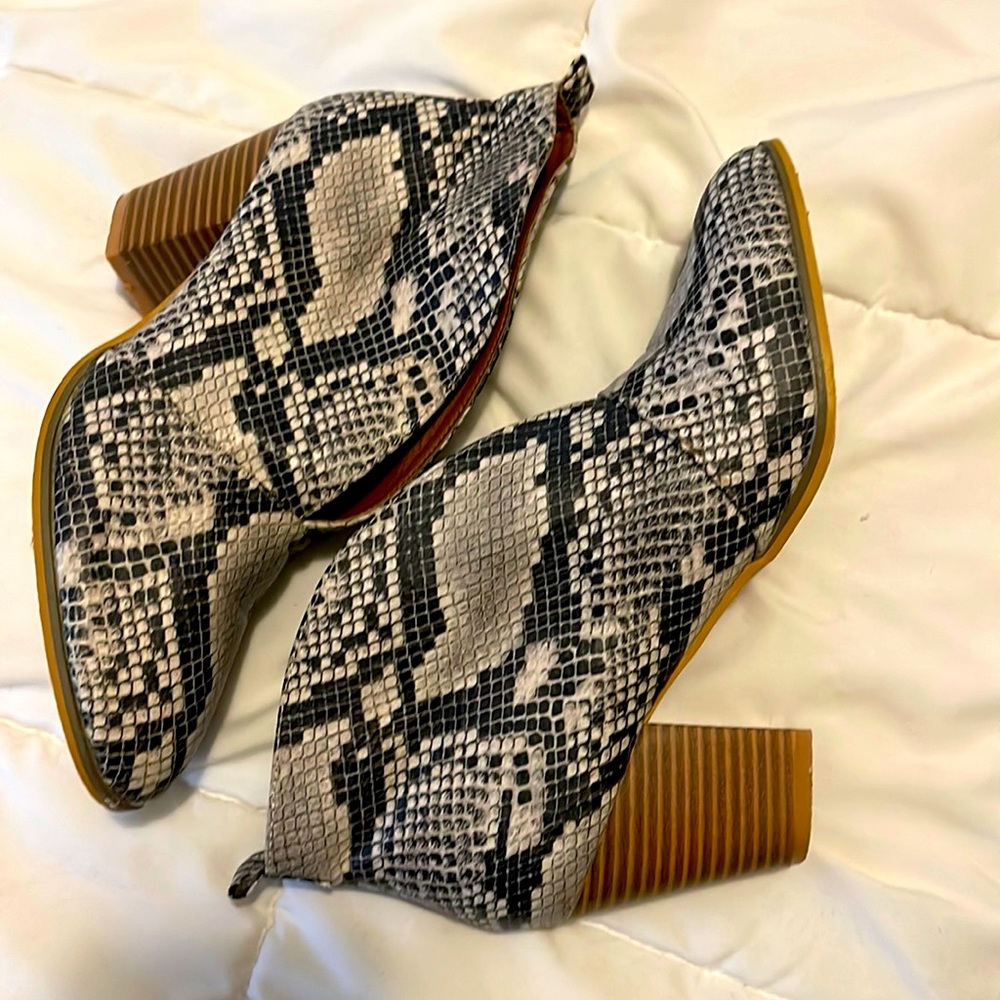 Women’s snake skin bootie size 8 1/2